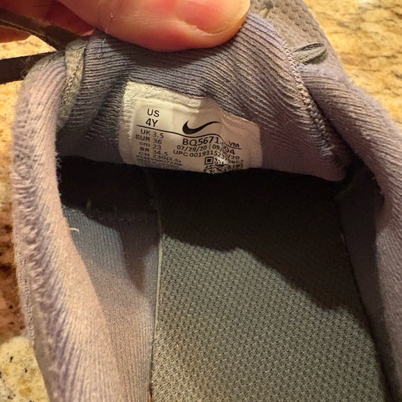 Nike Grade School Revolution worn once - Picture 6 of 6